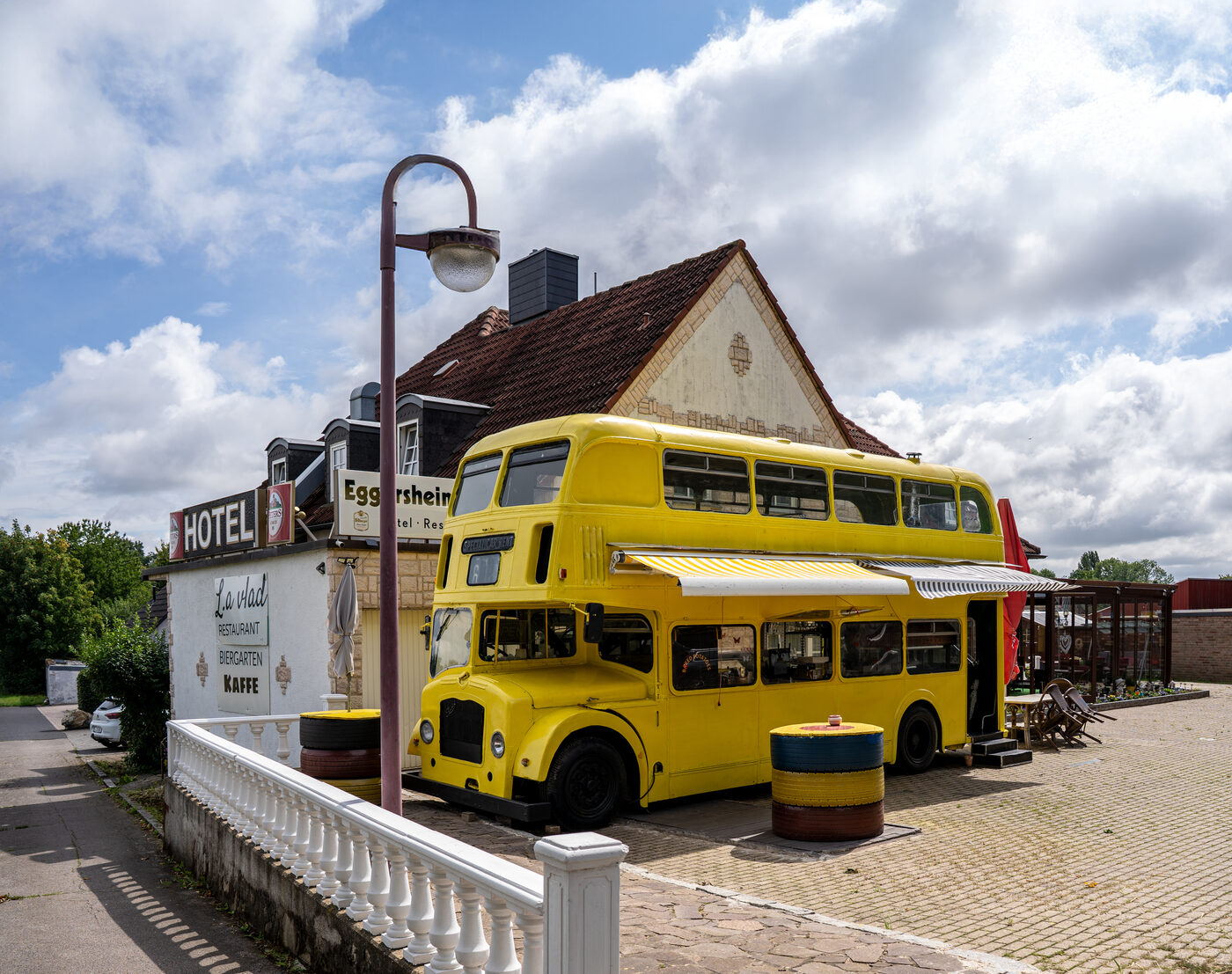 Gelber Doppeldecker-Bus vor dem Eggersheimer Hof
